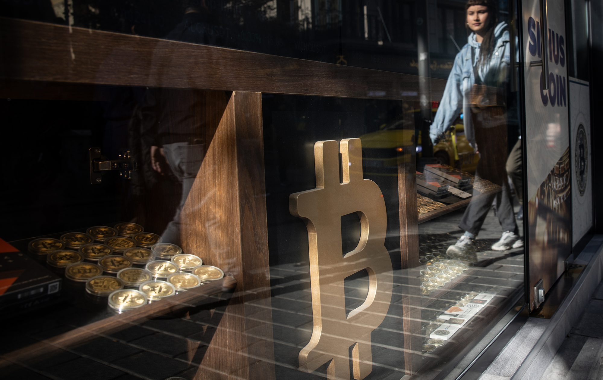 Біткоїн продовжить падати? Чому обвалився ринок криптовалют